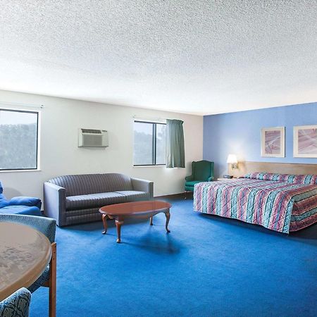 Super 8 By Wyndham Hot Springs Ξενοδοχείο Εξωτερικό φωτογραφία