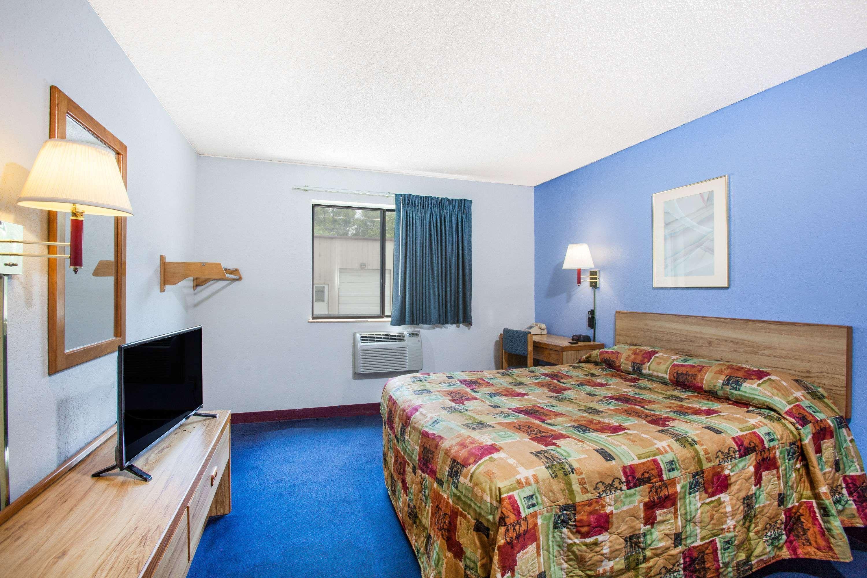 Super 8 By Wyndham Hot Springs Ξενοδοχείο Εξωτερικό φωτογραφία