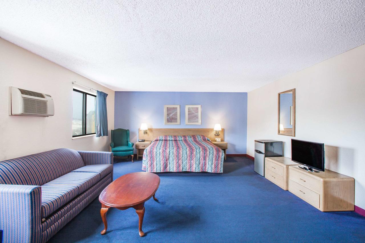 Super 8 By Wyndham Hot Springs Ξενοδοχείο Εξωτερικό φωτογραφία